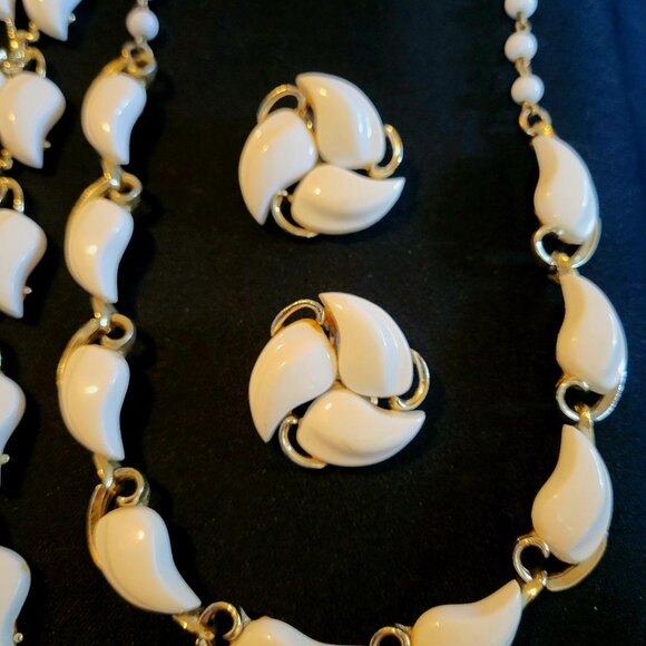 Vtg Claudette Signed Parure Set White Thermoset Bracelet, Necklace & Earrings - Picture 2 of 6